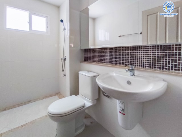 *****บ้านเดี่ยวมือสอง นนทบุรี ม.เดอะเซนโทร รัตนาธิเบศร์ เนื้อที่กว้างเกือบ 51 ตร.ว. ฟังก์ชัน 3 ห้องนอน 3 ห้องน้ำ ที่จอดรถ 2 คัน ภายในสภาพใหม่เอี่ยม พร้อมเข้าอยู่ ตั้งบนทำเลแห่งความสะดวกสบาย เข้า-ออกได้หลากหลายเส้นทาง ใกล้รถไฟฟ้าสายสีม่วง "สถานีบางพลู" และทางด่วน "งามวงศ์วาน" จองเลย!